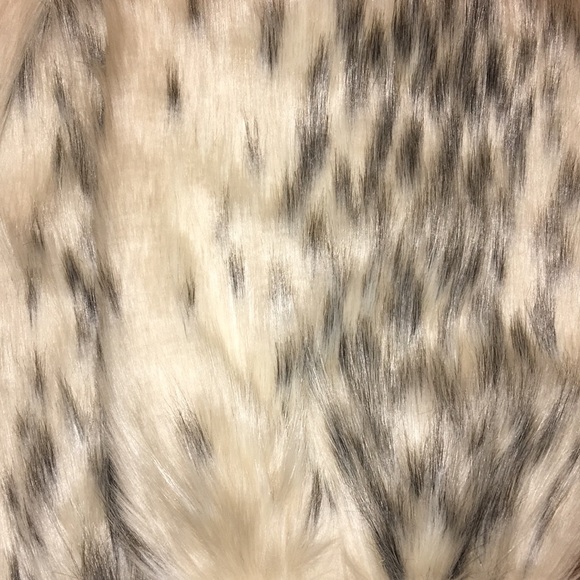 💫Last One!💫Arctic Leopard Faux Fur Leg Warmers - Picture 2 of 2